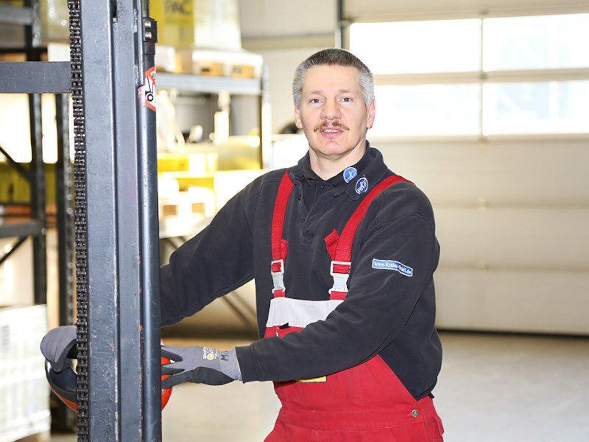 Mitarbeiter an der Maschine